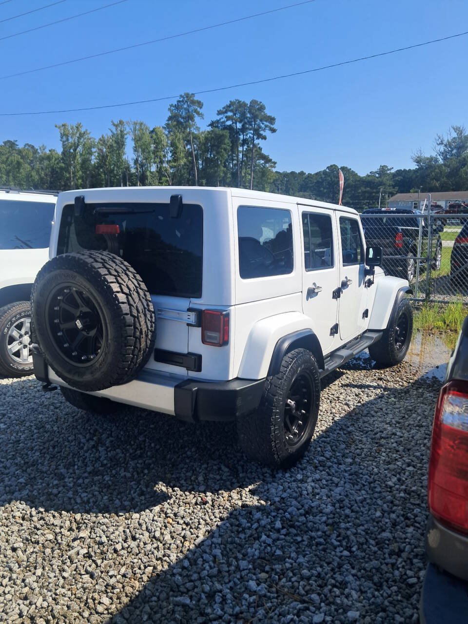 Used 2015 Jeep Wrangler Unlimited Sahara w/ Connectivity Group AWD/4WD image 2