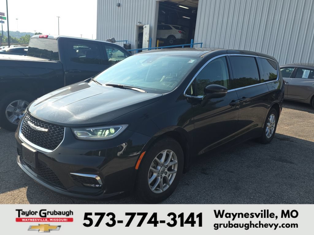 Used 2023 Chrysler Pacifica Touring-L FWD image 3