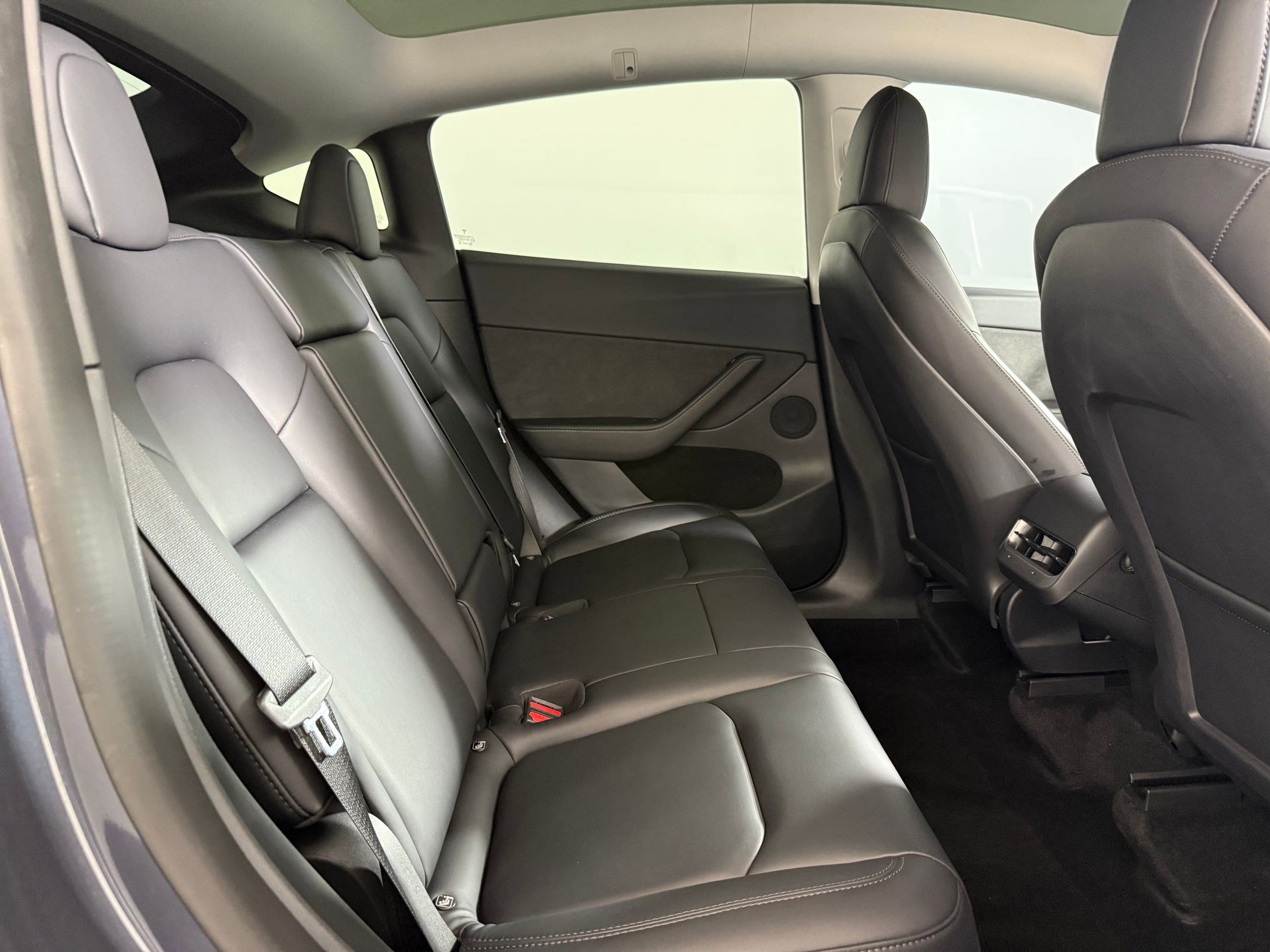 Used 2022 Tesla Model Y Long Range image 26