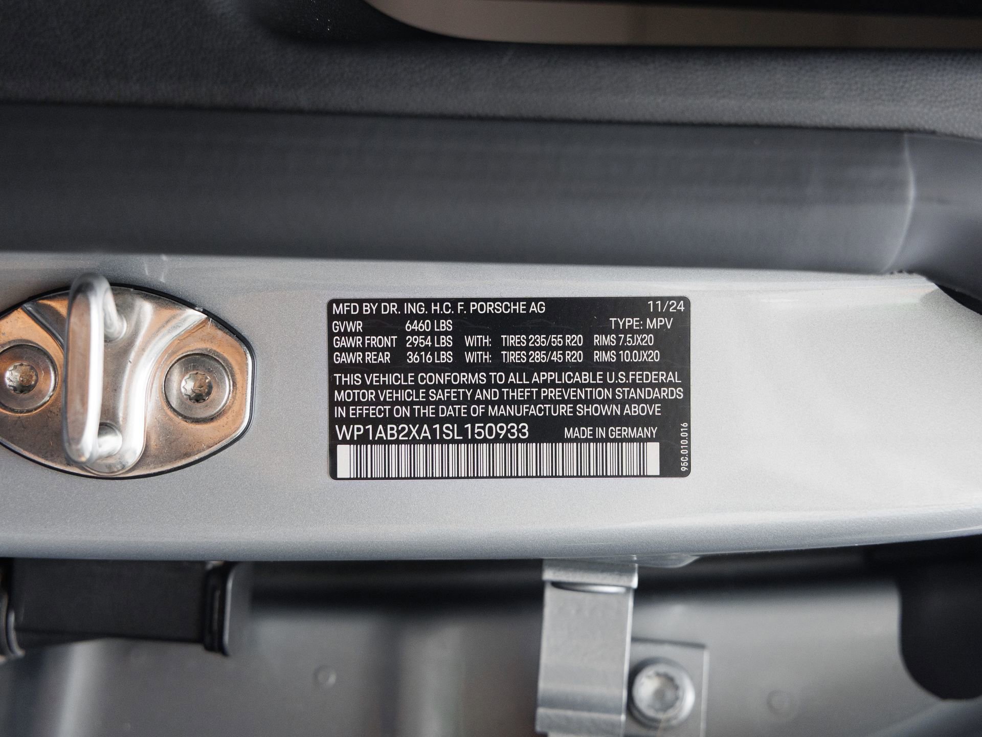 Certified 2025 Porsche Macan 4S Electric AWD/4WD image 42