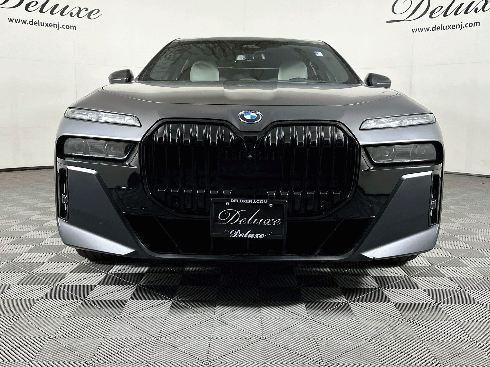 Used 2023 BMW i7 xDrive60 w/ Executive Package 2 AWD/4WD image 2