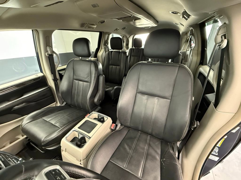 Used 2014 Chrysler Town & Country Touring image 40