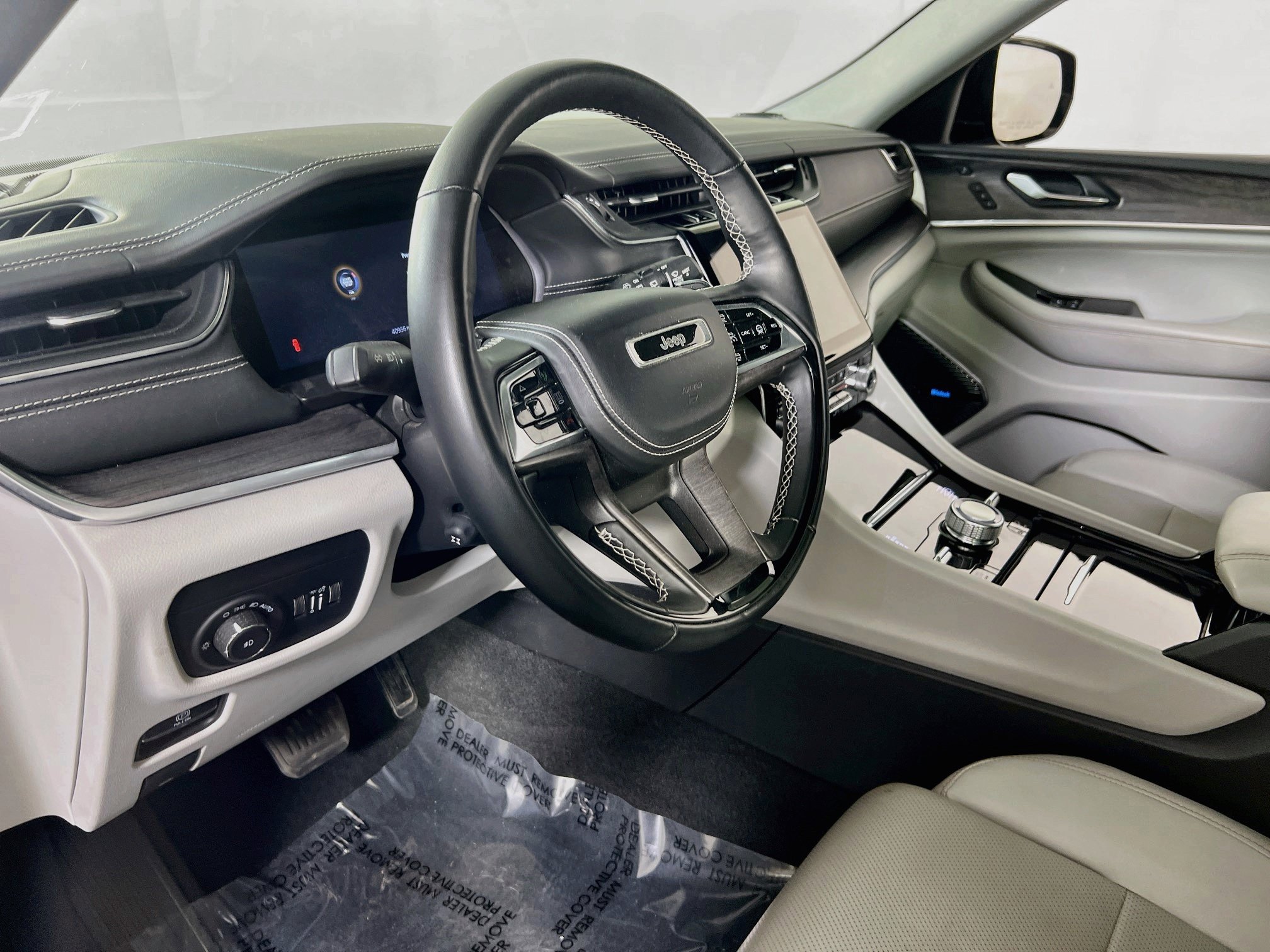 Used 2022 Jeep Grand Cherokee L Overland w/ Advanced Protech Group III AWD/4WD image 9