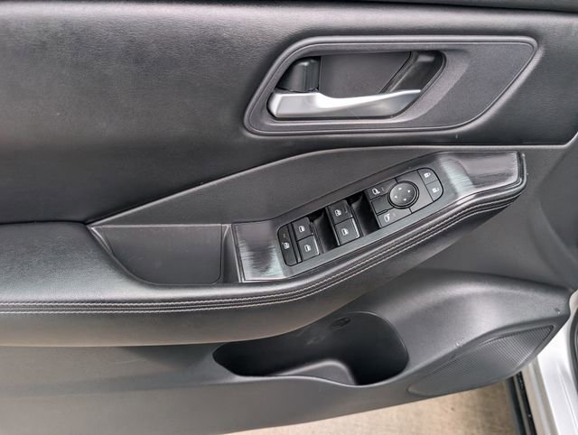 Used 2024 Nissan Rogue SV image 8