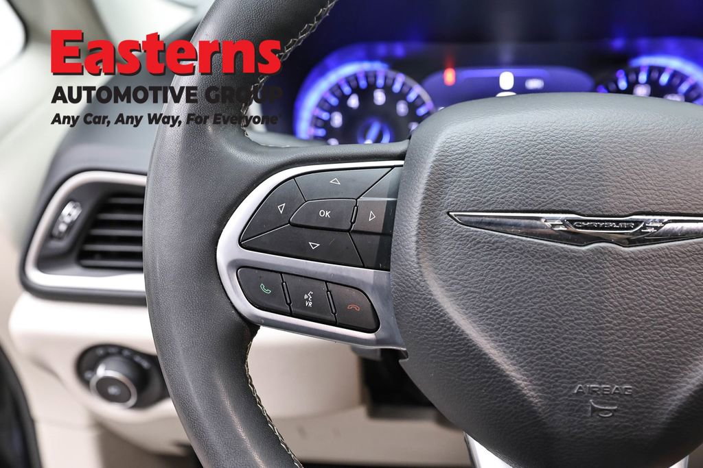 Used 2023 Chrysler Pacifica Touring-L FWD image 15