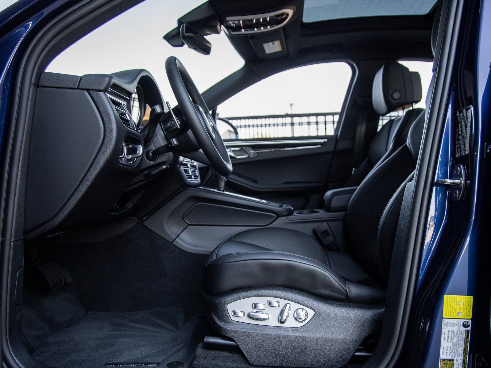 Certified 2026 Porsche Macan image 25