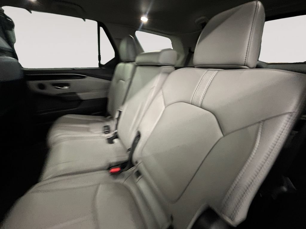 Certified 2025 Honda Pilot Touring image 9
