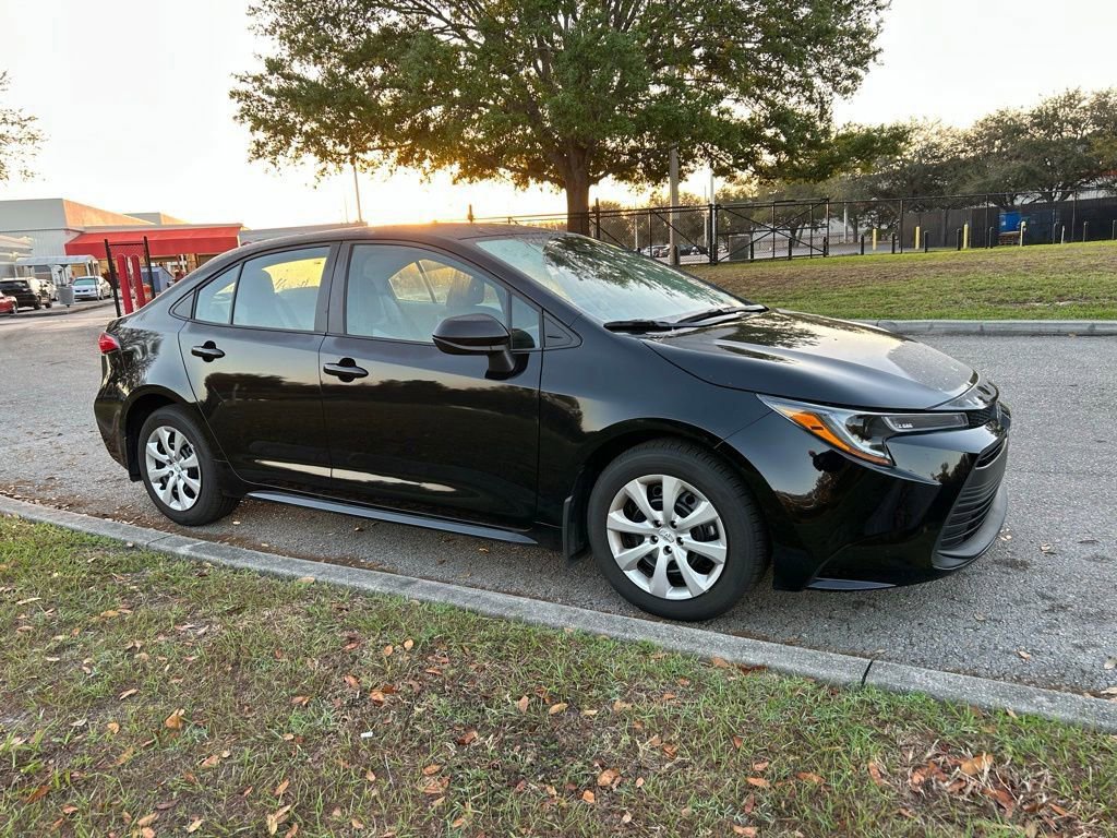 Used 2025 Toyota Corolla LE image 7