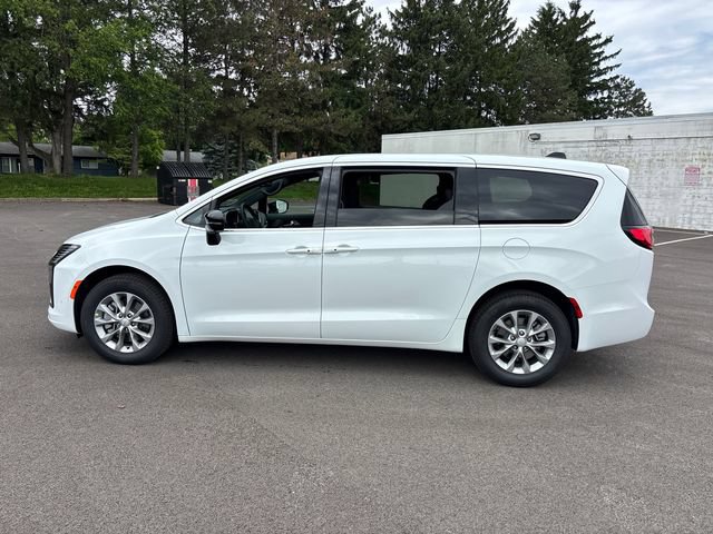 New 2027 Chrysler Pacifica Select w/ Family Tech Group AWD/4WD image 3