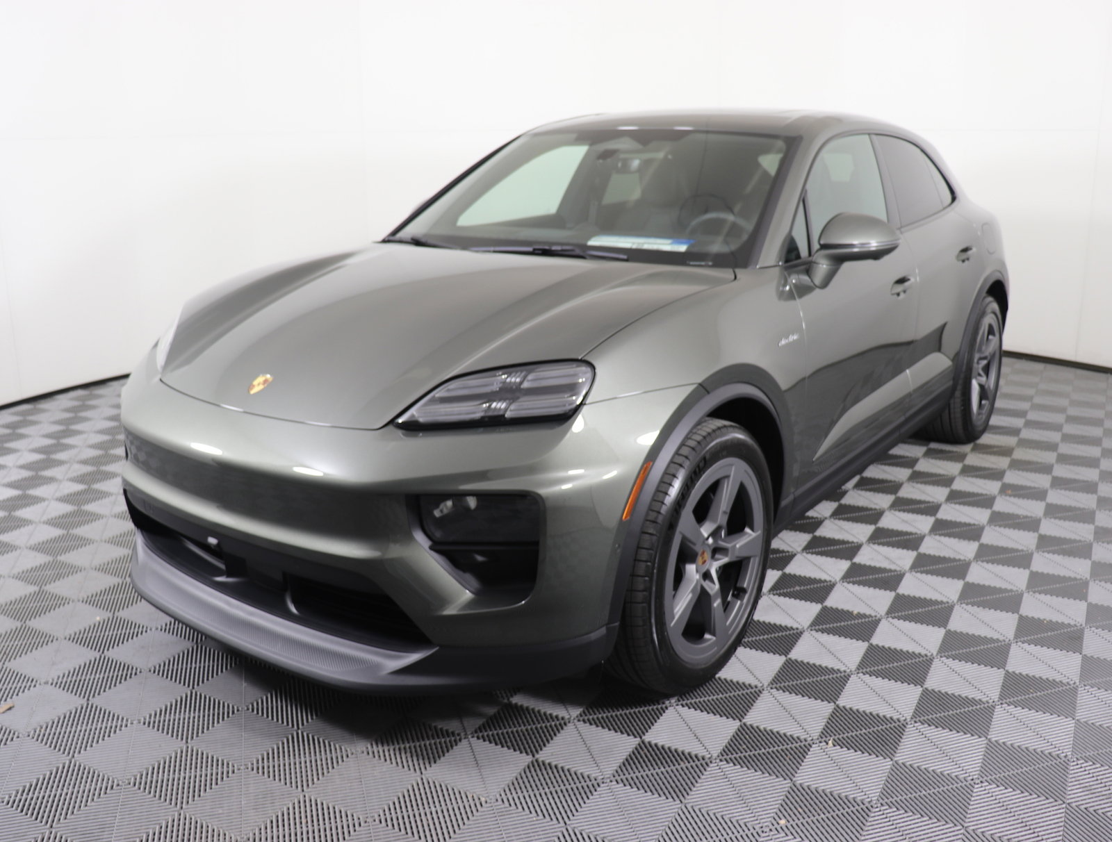 Used 2025 Porsche Macan Electric image 1