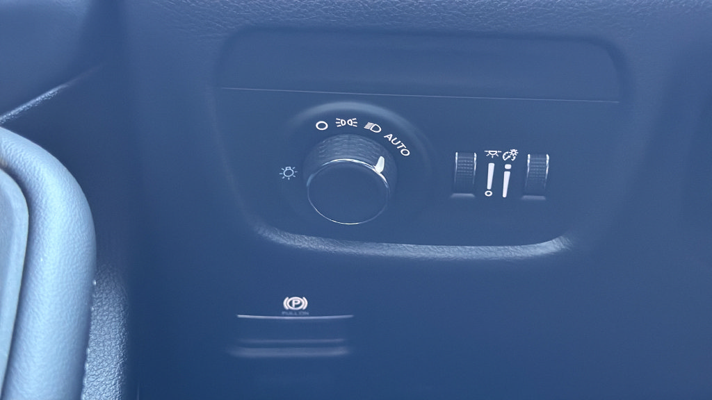 Used 2025 Jeep Grand Cherokee Altitude RWD image 29