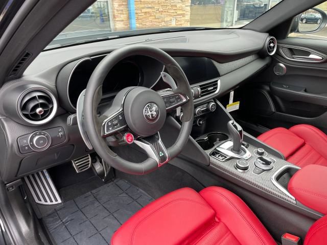 Used 2024 Alfa Romeo Giulia Quadrifoglio image 2