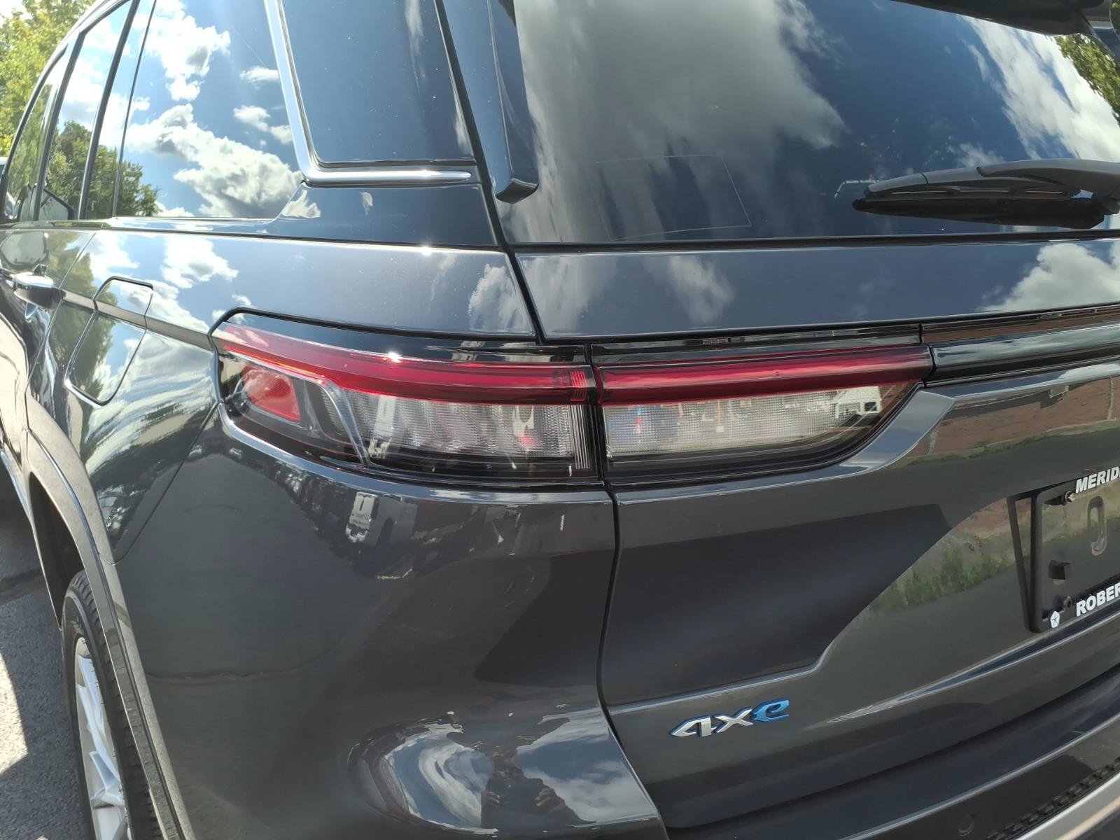 Used 2023 Jeep Grand Cherokee Summit w/ Luxury Tech Group V AWD/4WD image 16