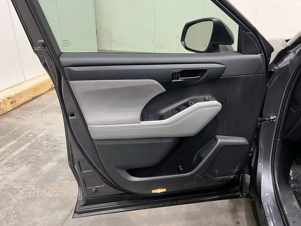 Used 2023 Toyota Highlander L image 15