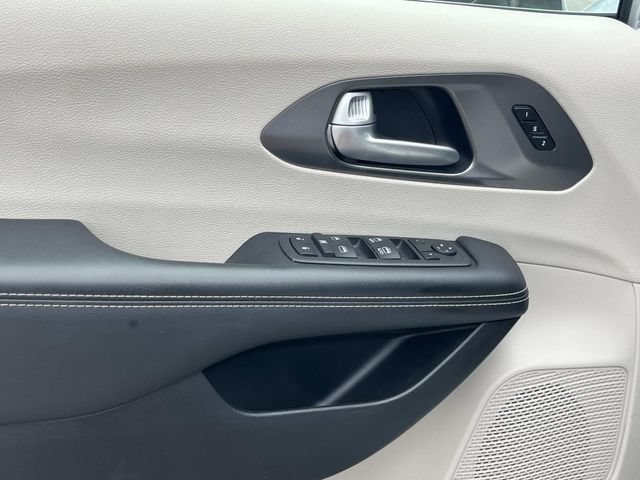 Used 2024 Chrysler Pacifica Touring-L FWD image 26