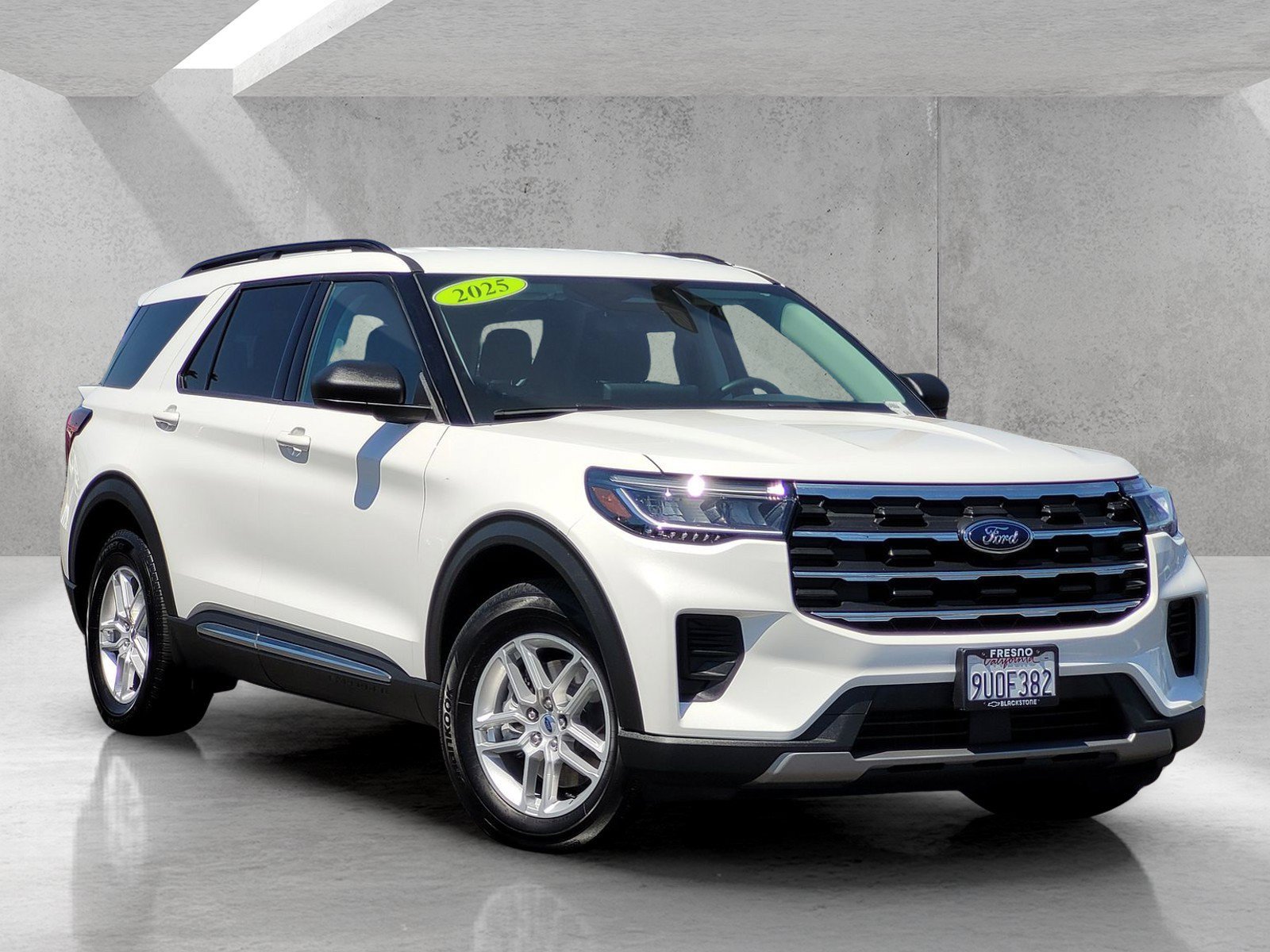 Used 2025 Ford Explorer Active RWD image 2