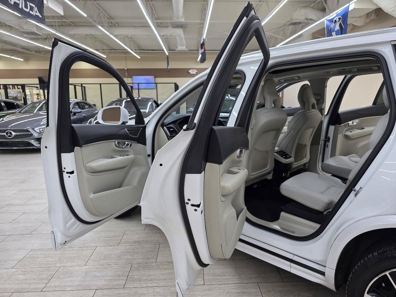 Used 2020 Volvo XC90 T6 Momentum w/ Protection Package Premier AWD/4WD image 17