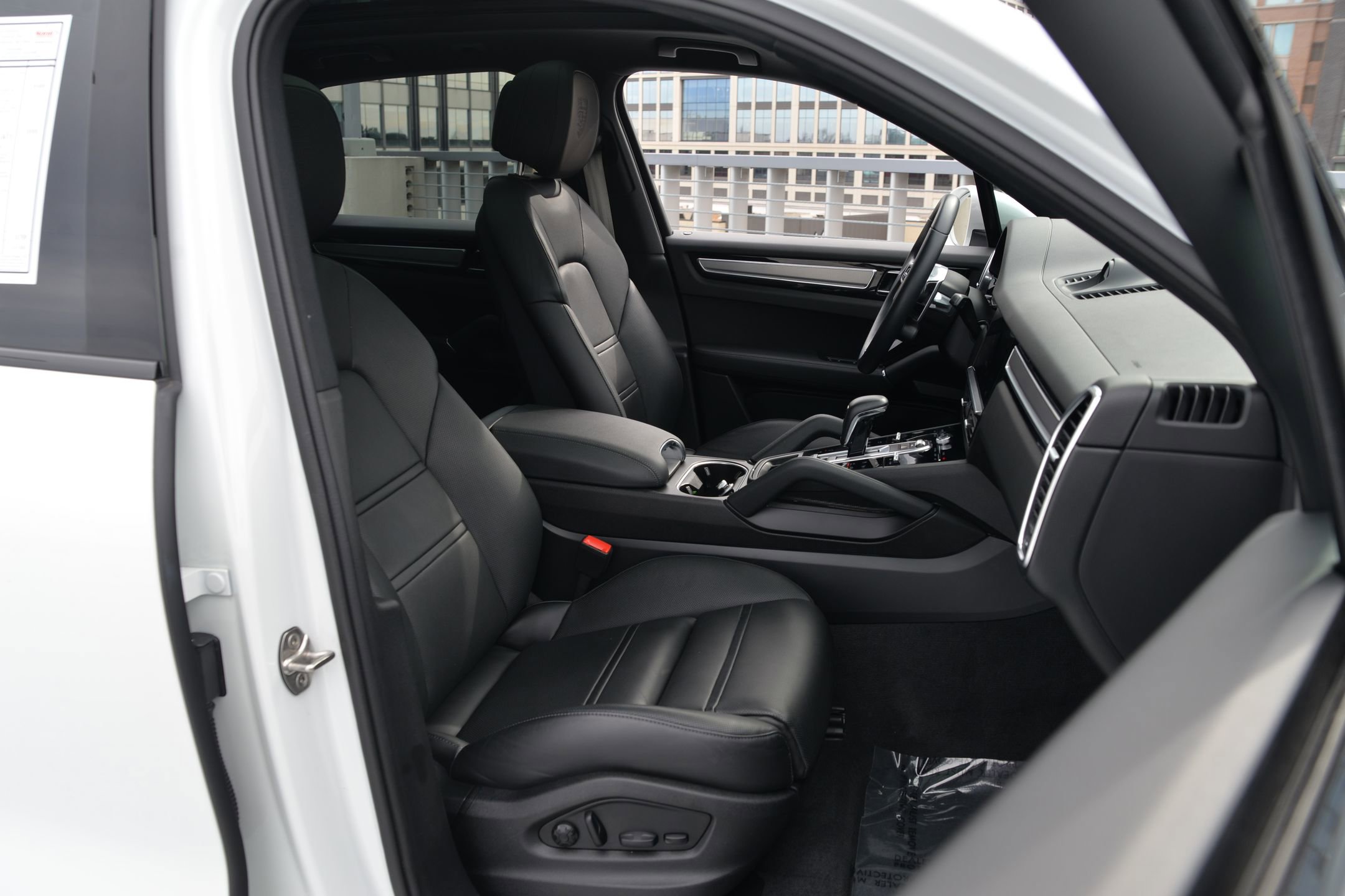 Certified 2022 Porsche Cayenne Platinum Edition image 23