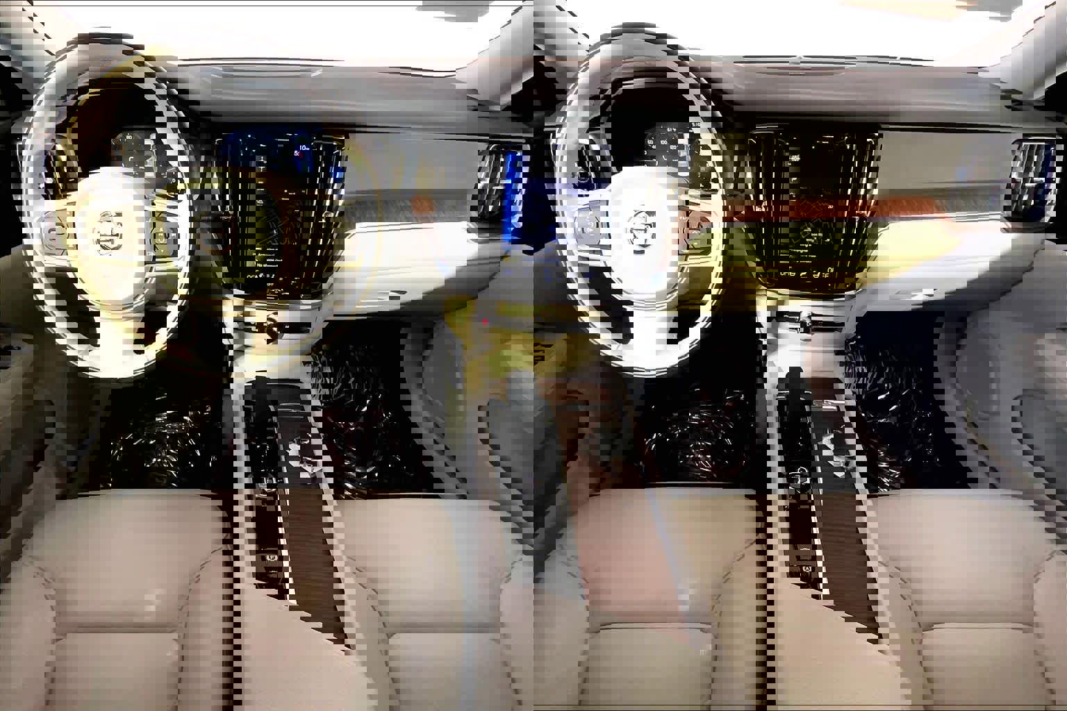 Used 2022 Volvo S60 B5 Momentum w/ Premium Package image 15