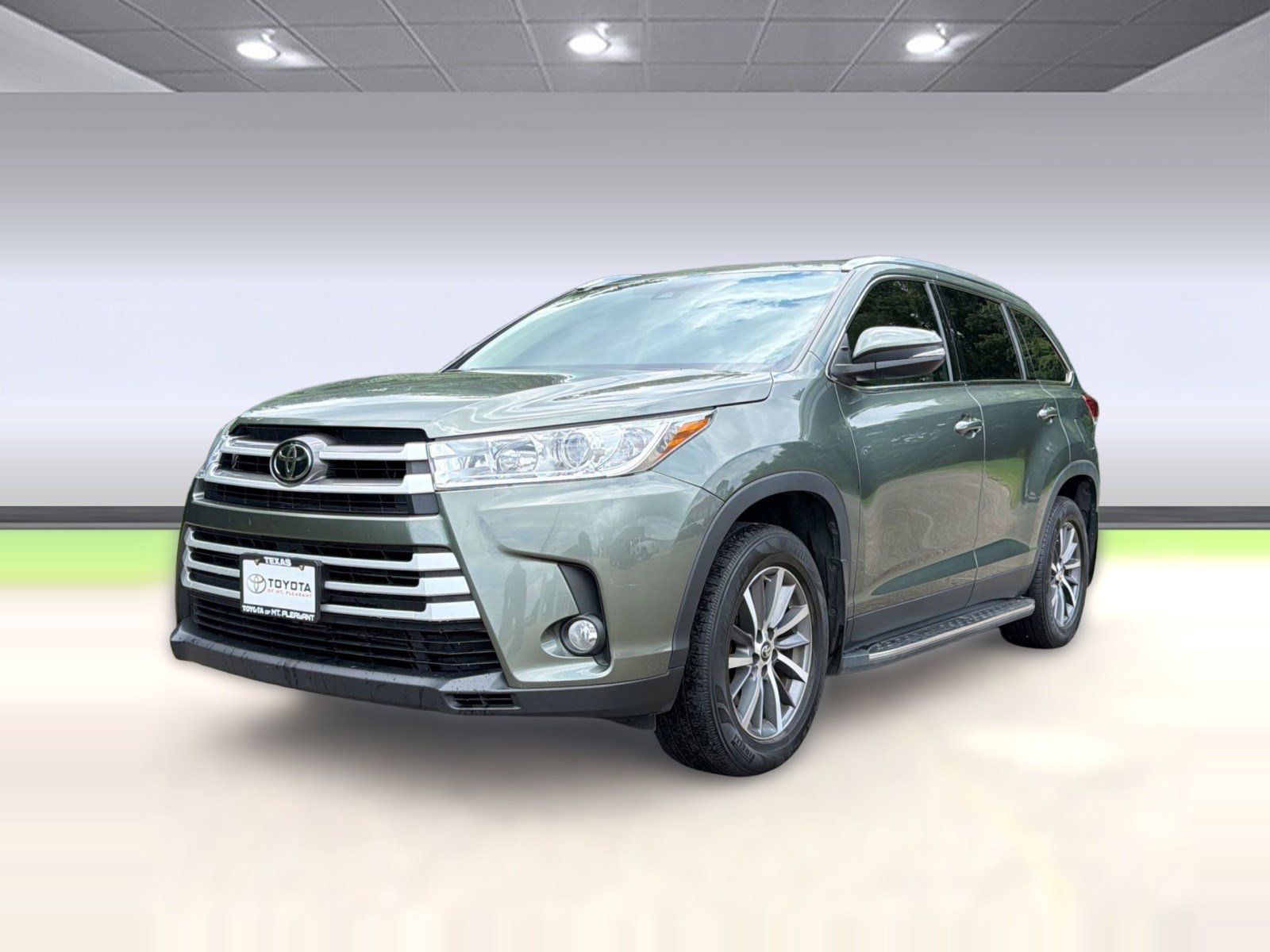 Used 2019 Toyota Highlander XLE FWD image 2