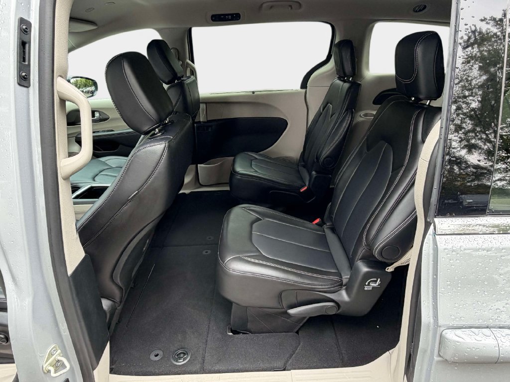 Used 2024 Chrysler Pacifica Touring-L FWD image 15