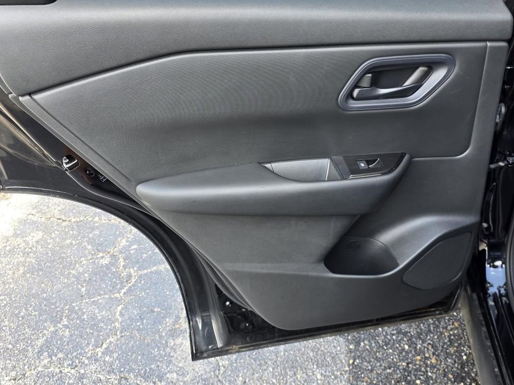 Used 2024 Nissan Rogue S image 29