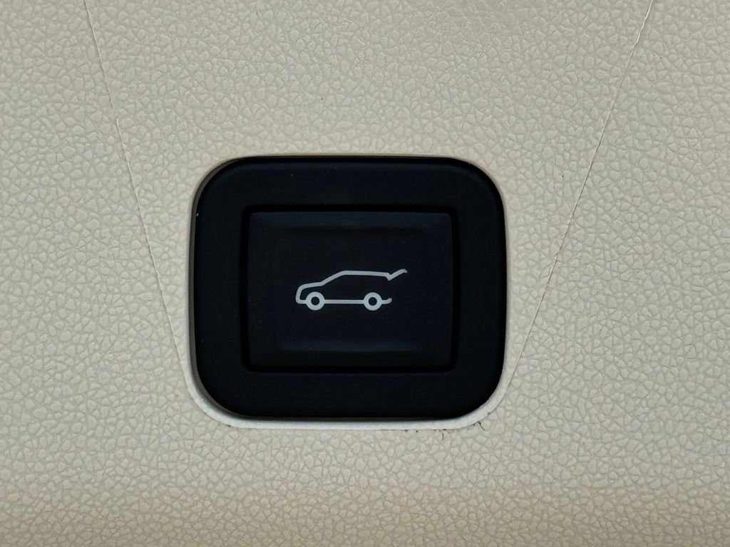 New 2026 Cadillac Escalade Platinum Sport w/ LPO, ONYX Package AWD/4WD image 38