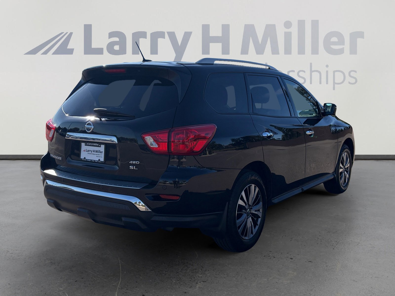 Used 2018 Nissan Pathfinder SL AWD/4WD image 6