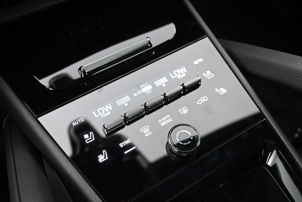 Certified 2025 Porsche Cayenne AWD/4WD image 23