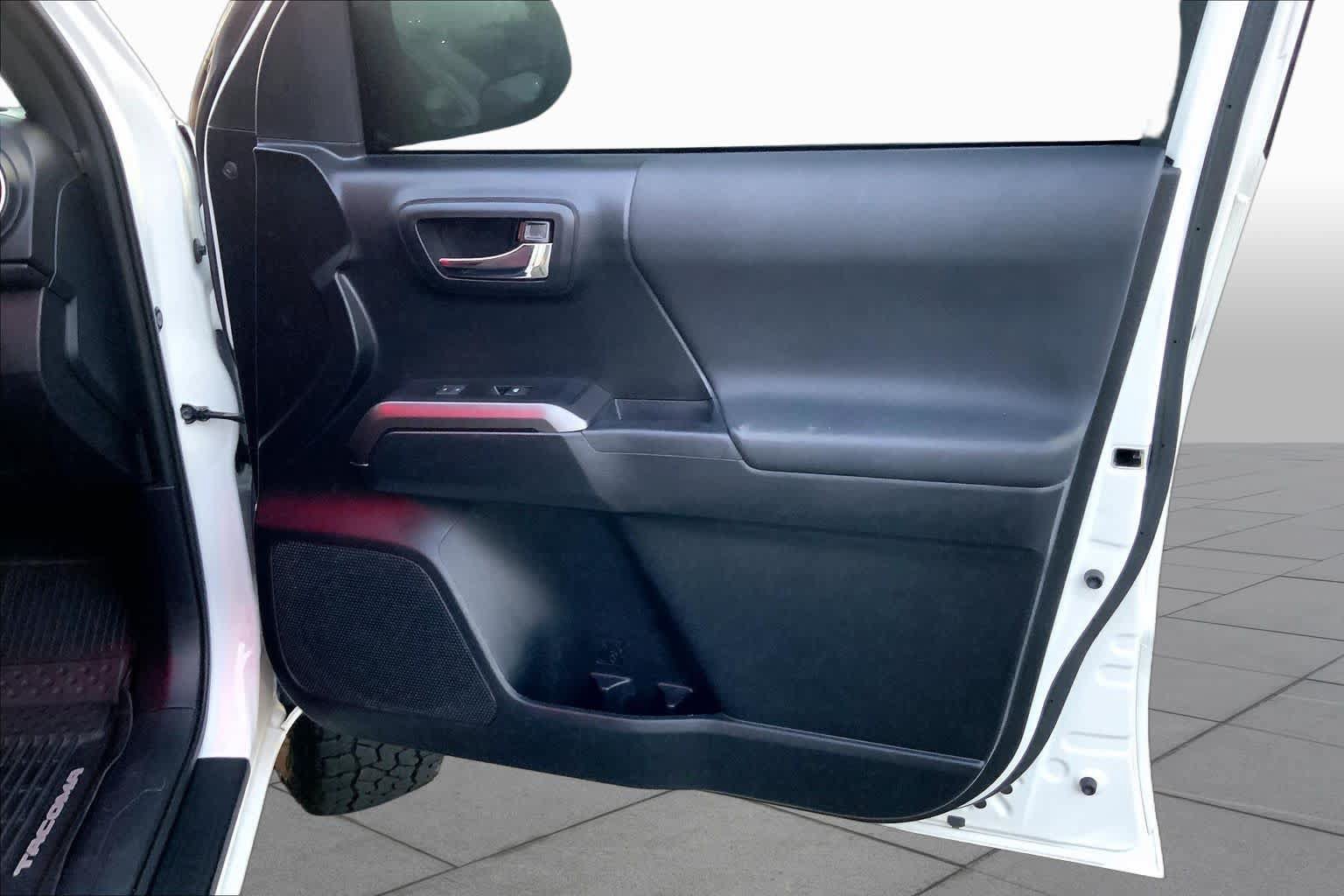 Used 2019 Toyota Tacoma TRD Off-Road w/ Technology Package AWD/4WD image 22