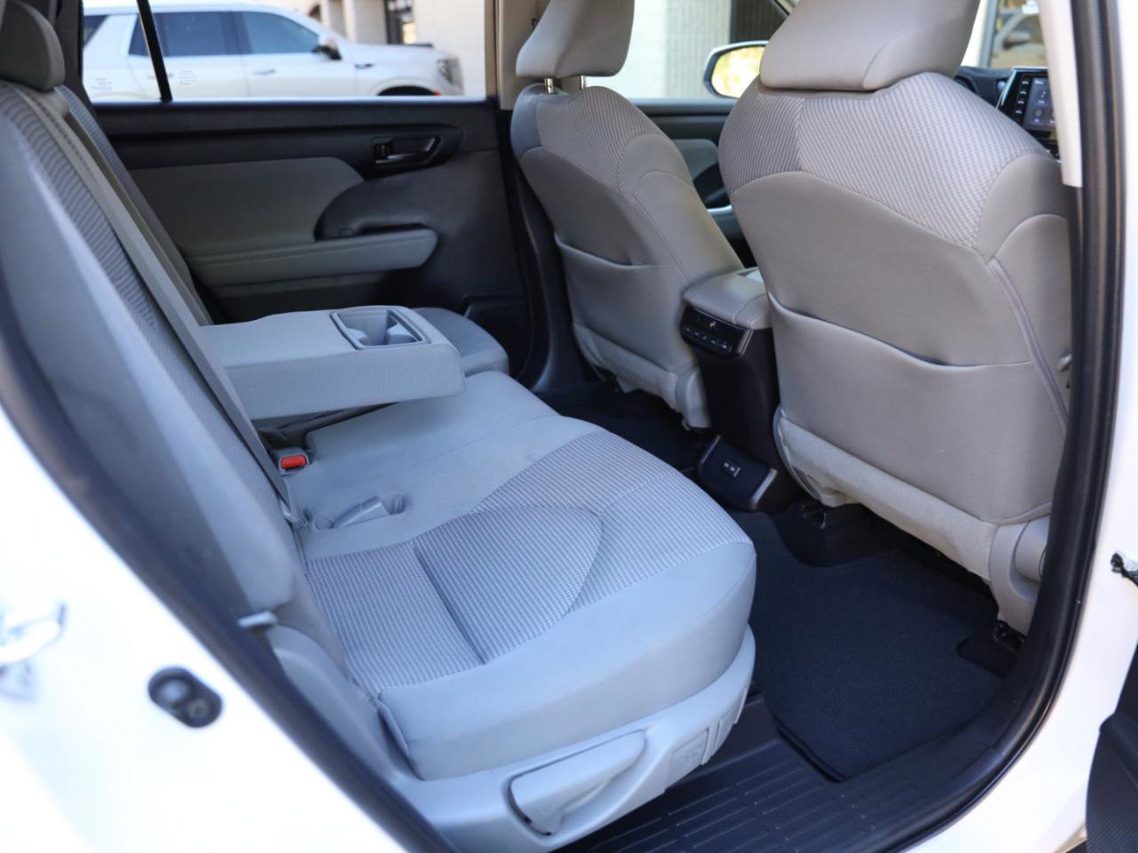 Used 2022 Toyota Highlander L image 38