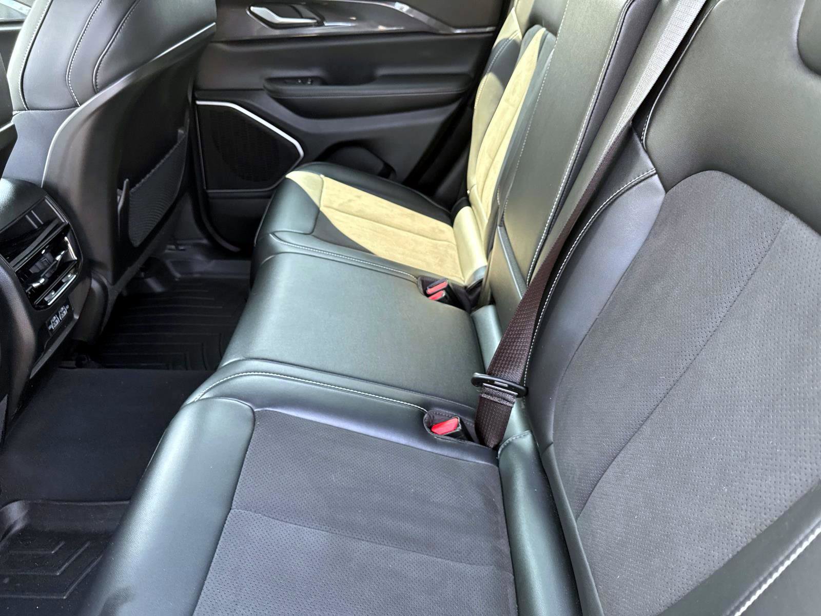 Used 2022 Jeep Grand Cherokee Altitude image 12