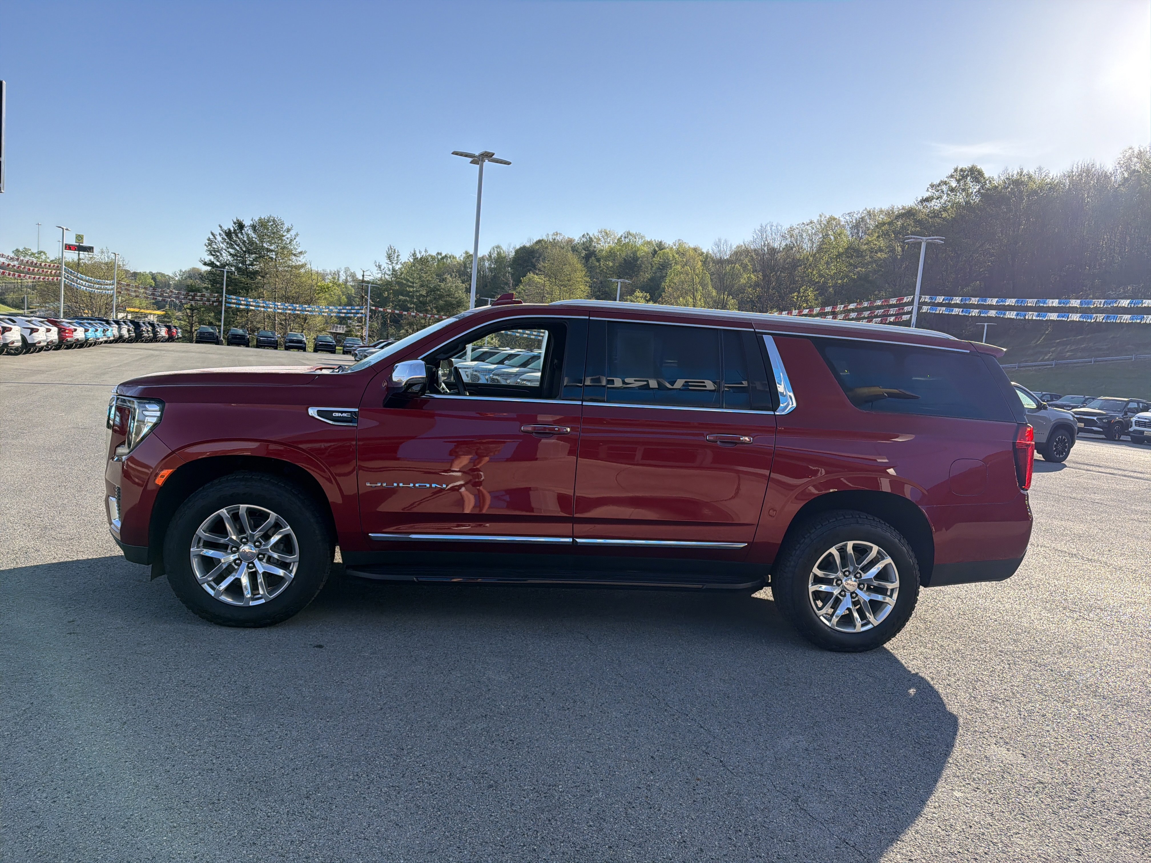 Used 2023 GMC Yukon XL SLT w/ SLT Luxury Package AWD/4WD image 8
