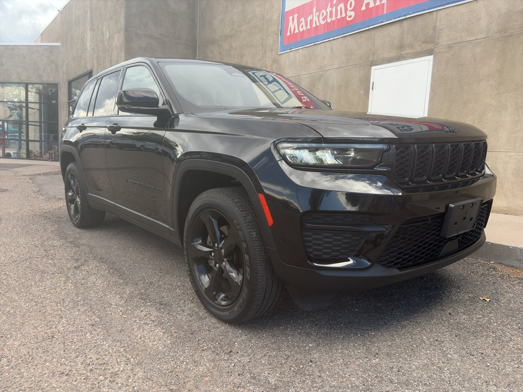 Used 2023 Jeep Grand Cherokee Altitude AWD/4WD image 3