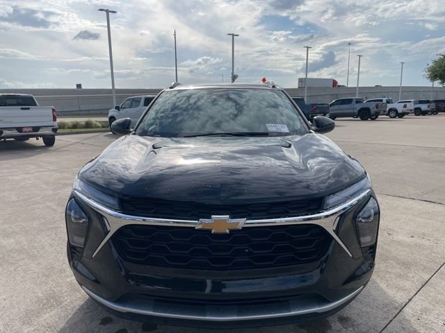 Used 2025 Chevrolet Trax LT image 2