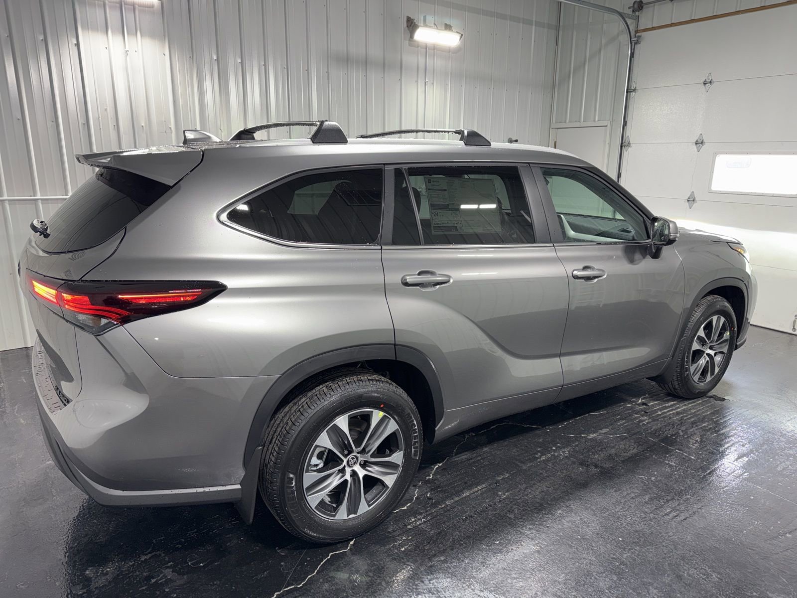 New 2026 Toyota Highlander XLE image 3