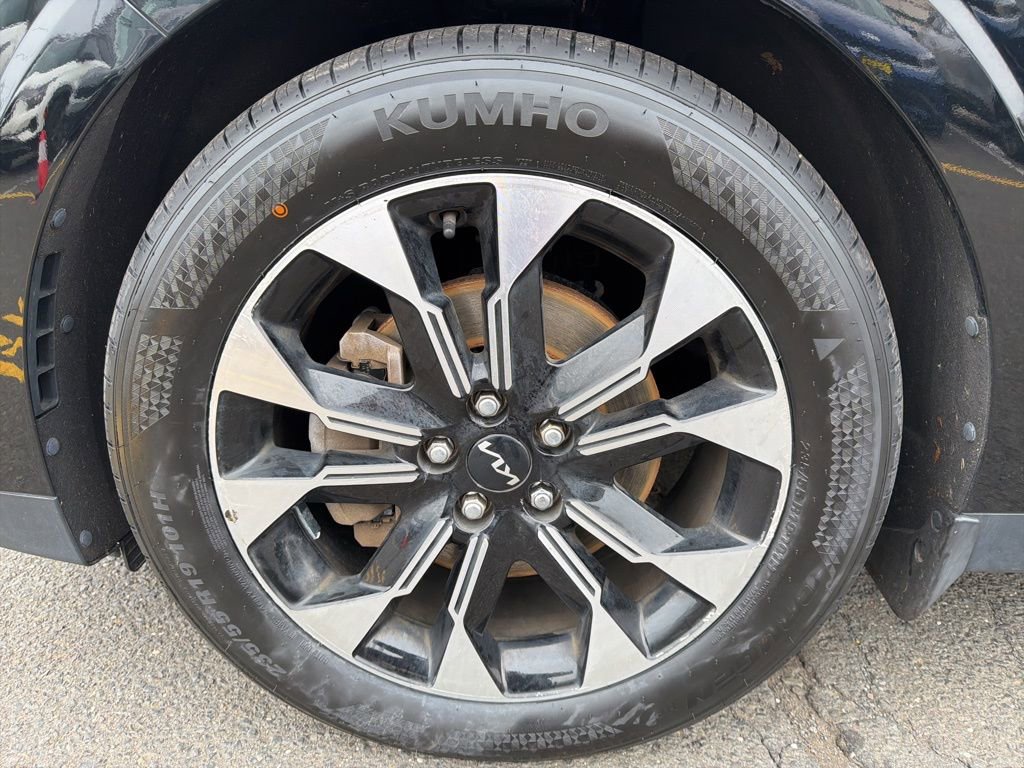 Used 2022 Kia Carnival EX image 16