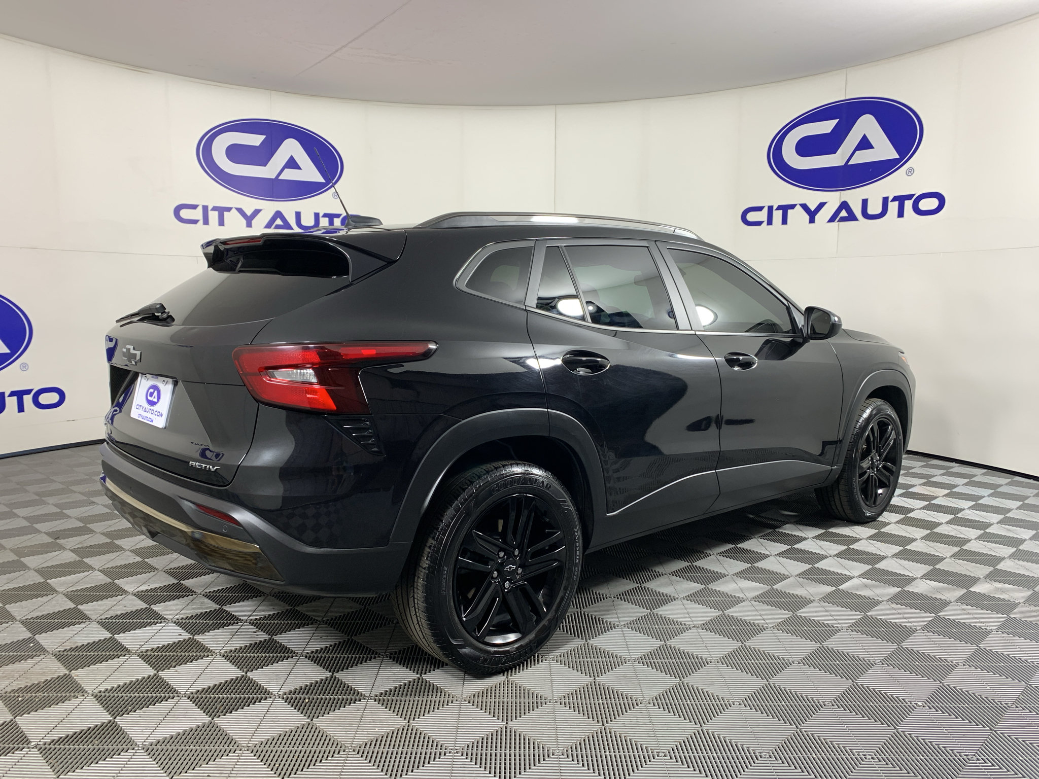 Used 2025 Chevrolet Trax ACTIV w/ Sunroof Package FWD image 3