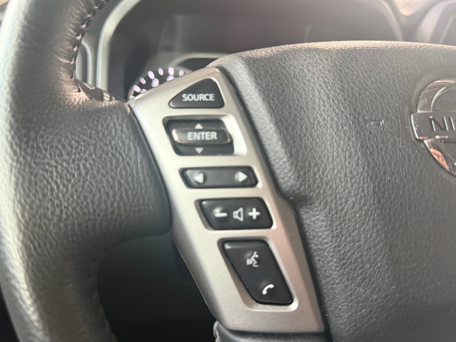 Used 2022 Nissan Titan SV w/ SV Convenience Package RWD image 17