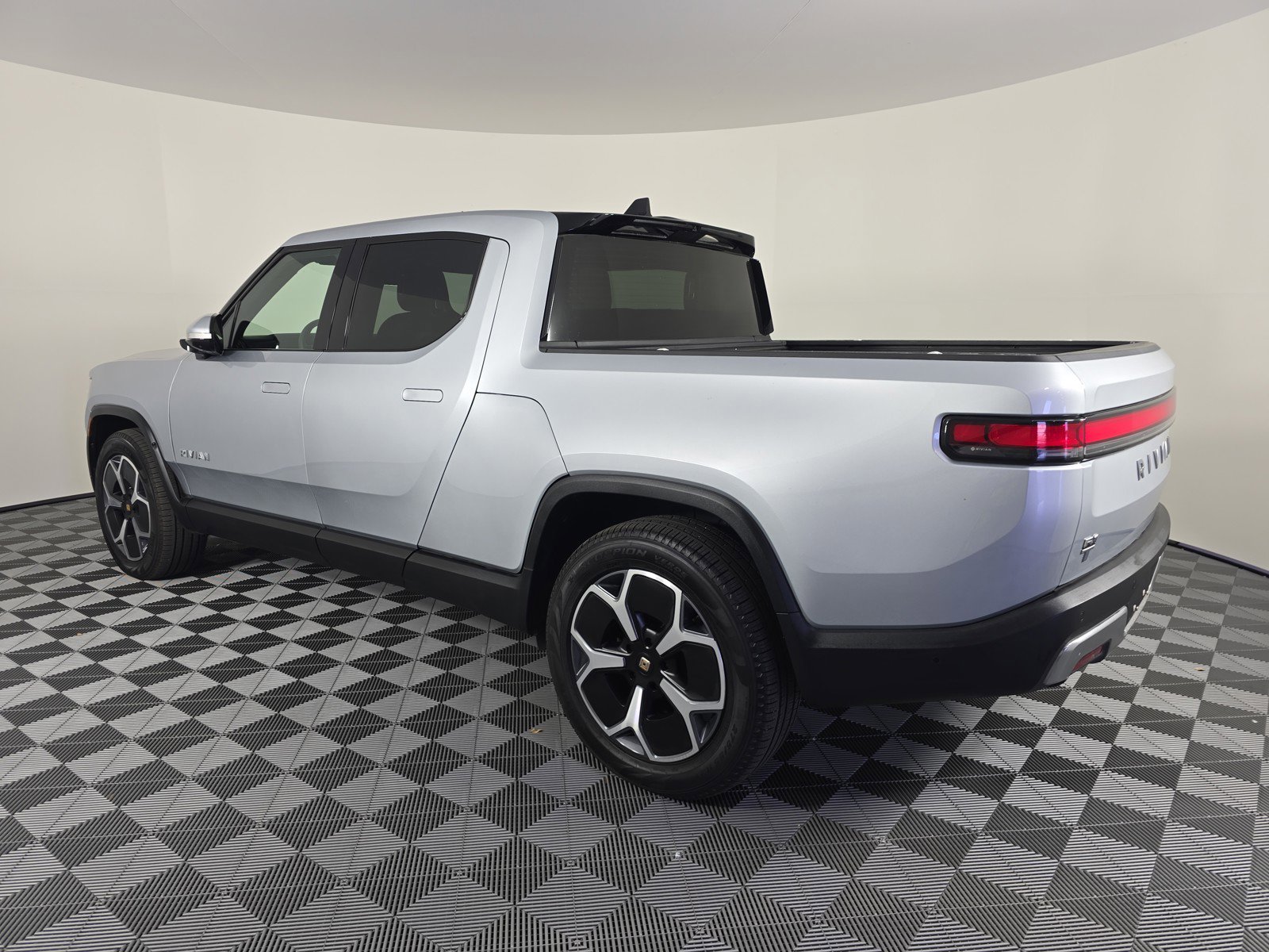 Used 2024 Rivian R1T Adventure image 3