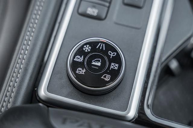 Used 2024 Nissan Pathfinder Platinum w/ Black Appearance Package image 30