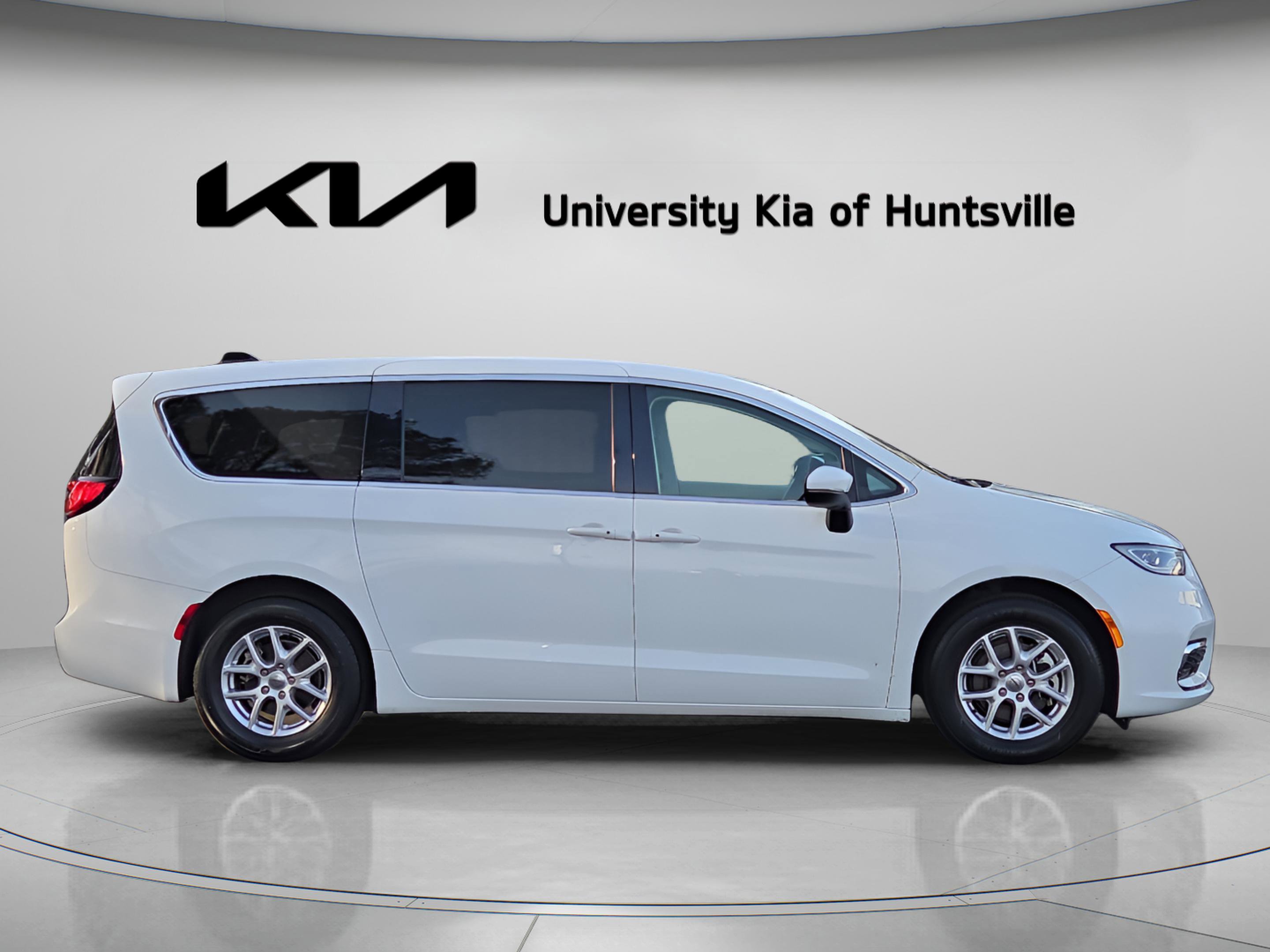 Used 2023 Chrysler Pacifica Touring-L image 8