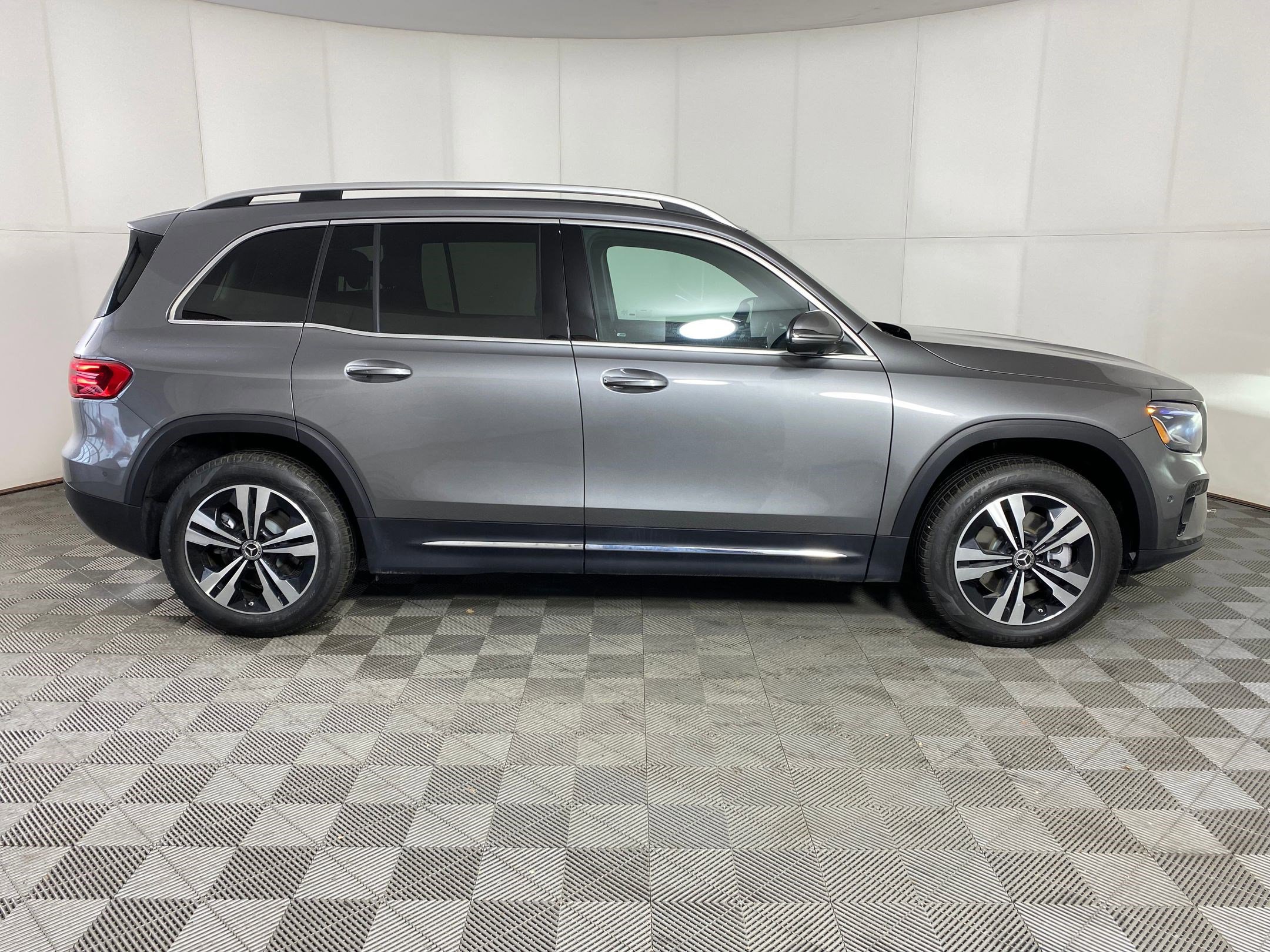 Used 2026 Mercedes-Benz GLB 250 4MATIC image 8