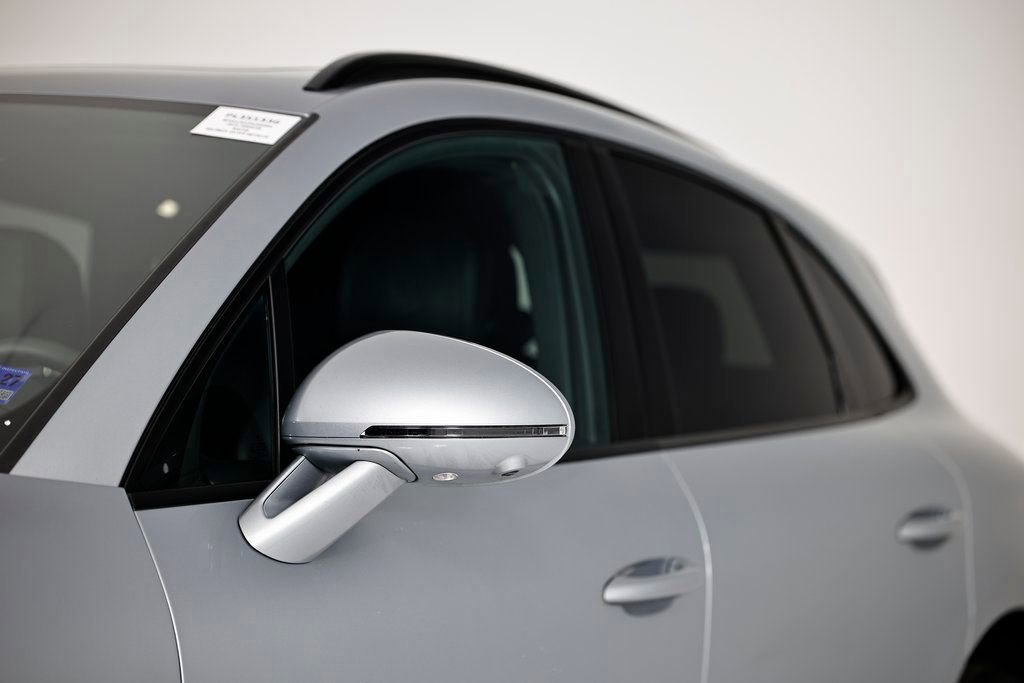 Certified 2025 Porsche Macan image 12