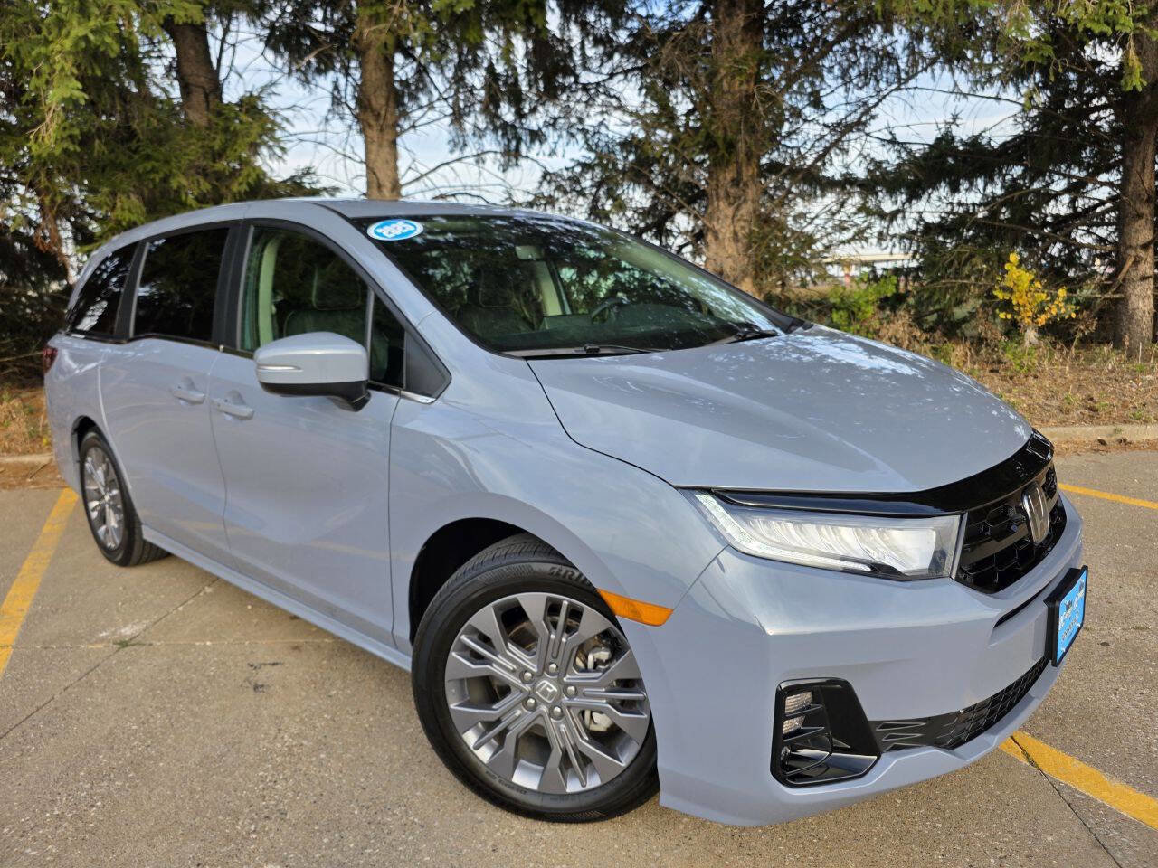 Used 2025 Honda Odyssey Touring image 2