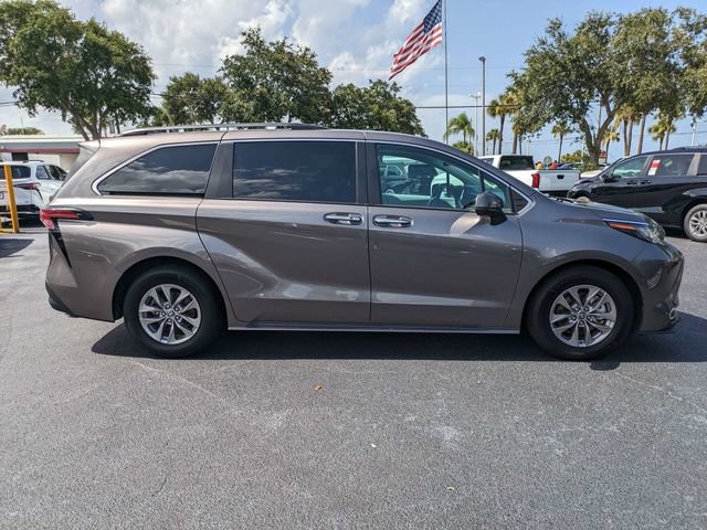 Used 2022 Toyota Sienna XLE FWD image 2