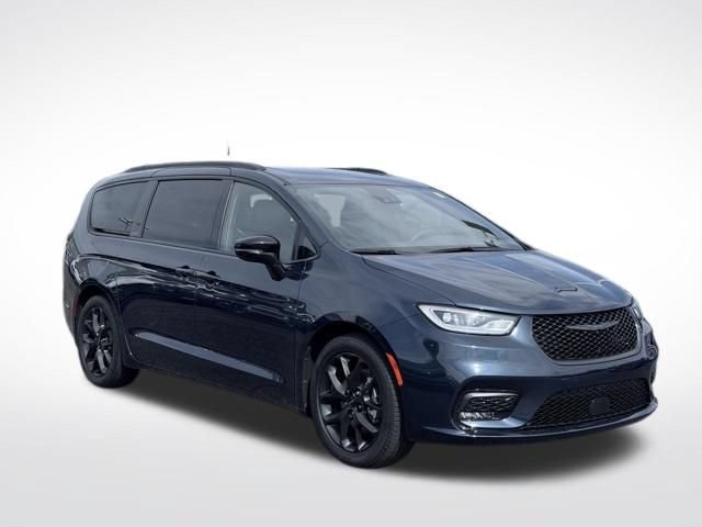Used 2025 Chrysler Pacifica Limited FWD image 4