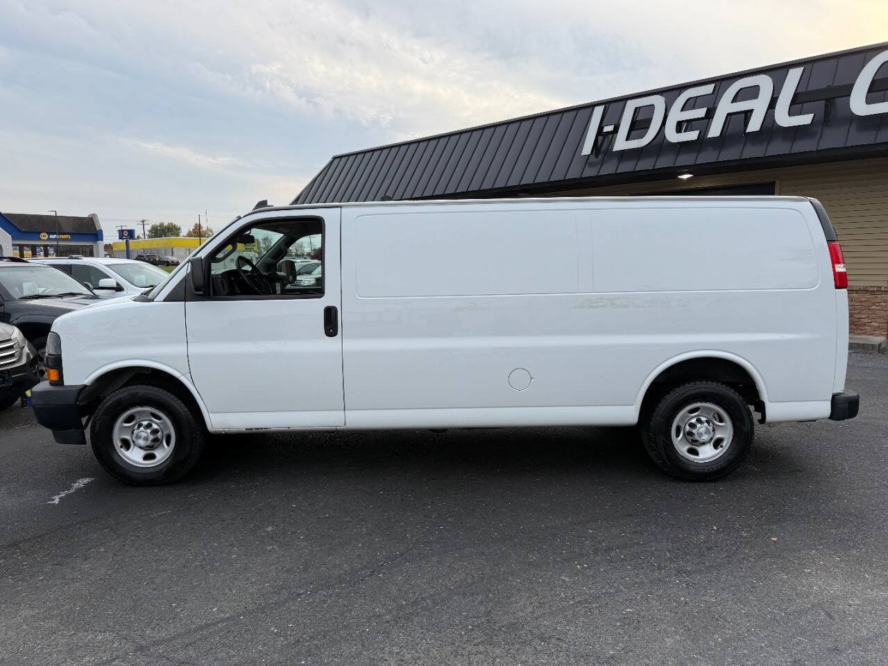 Used 2019 Chevrolet Express 3500 Extended w/ Driver Convenience Package RWD image 8
