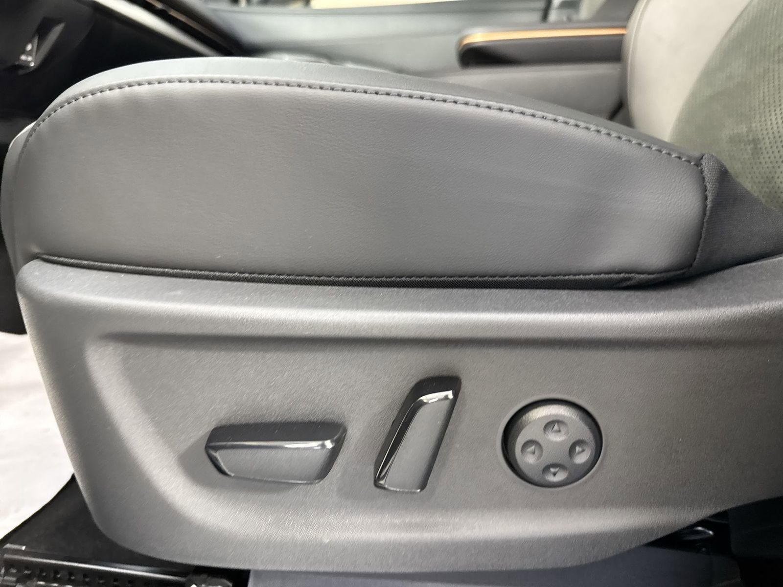 New 2025 Nissan Ariya AWD image 21