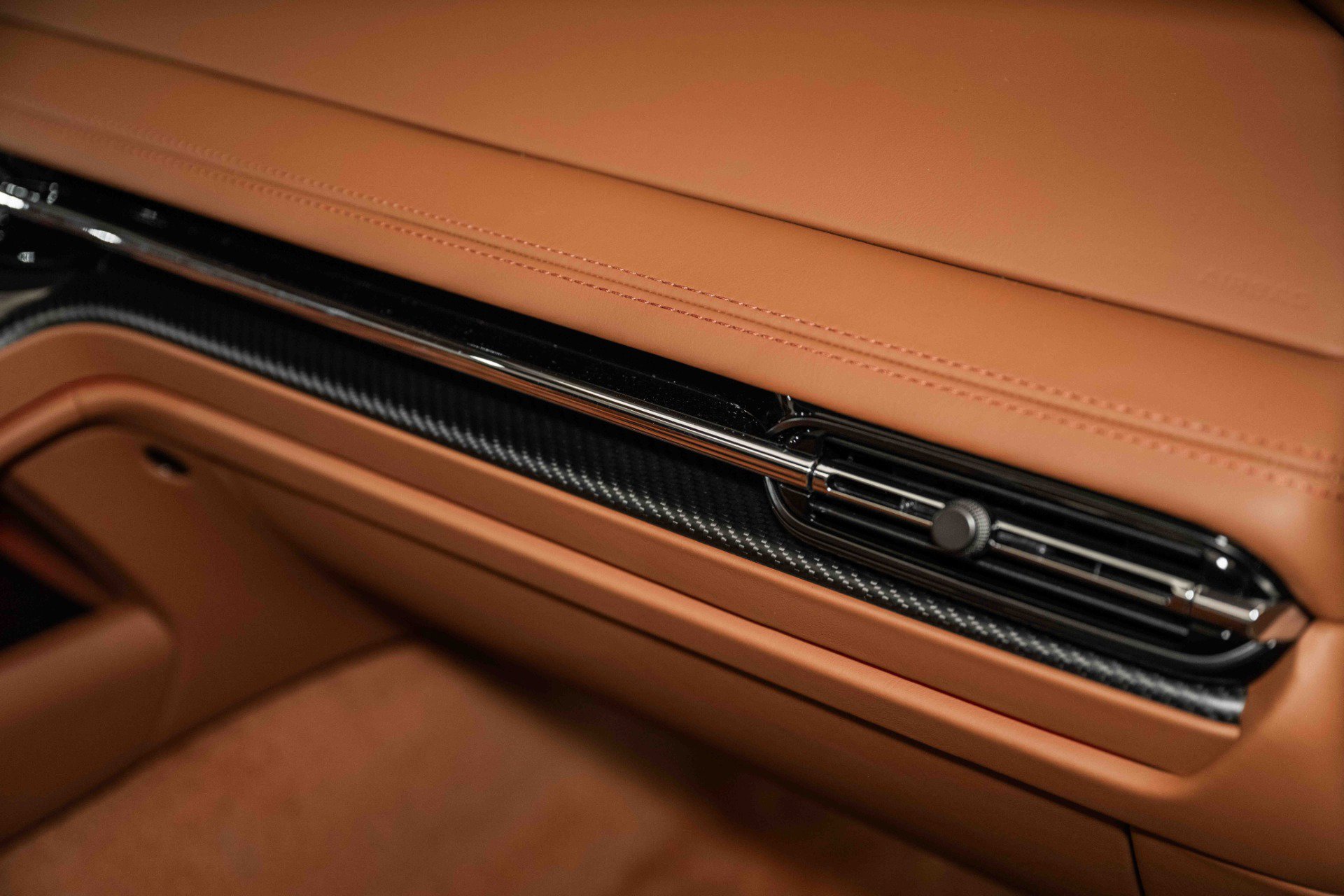 Used 2025 Aston Martin DB12 Convertible image 15